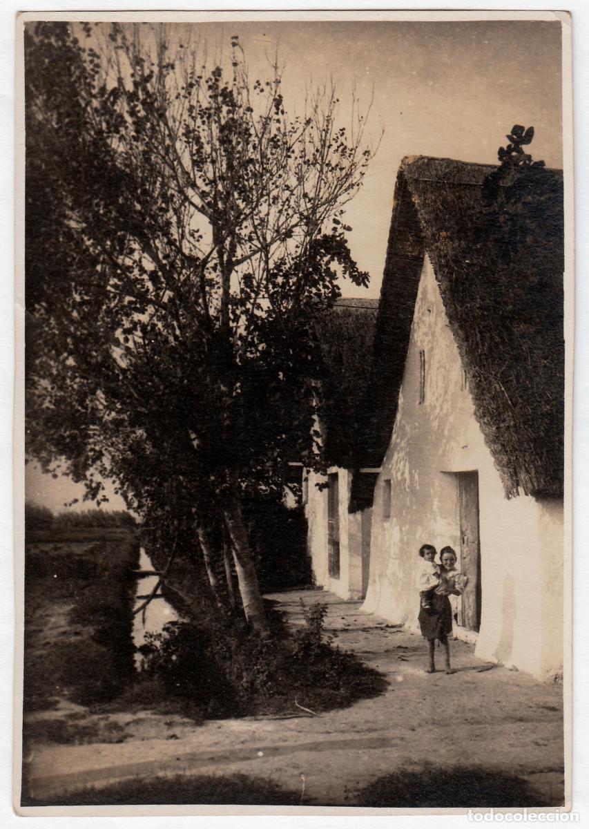 Antique Photography: Ni&ntilde;as campesinas delante de una barraca valenciana con acequia de riego. A&ntilde;os 20-30? q aa