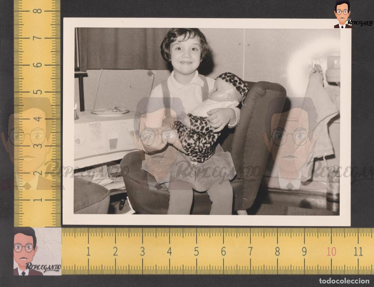 Fotografia antica: SIMP&Aacute;TICA NI&Ntilde;A CON SU MU&Ntilde;ECA SENTADA EN SOF&Aacute; - FOTO ANTIGUA A&Ntilde;O 1966 - ALEMANIA INFANCIA