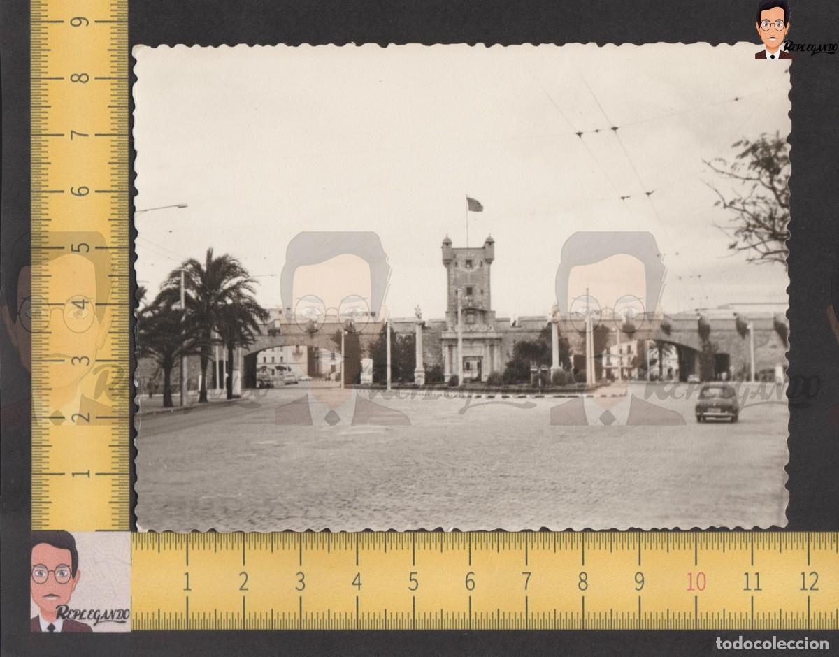 Fotografia antica: CADIZ - PUERTA DE TIERRA Y MONUMENTOS A SAN SERVANDO Y SAN GERMAN - FOTO ANTIGUA A&Ntilde;OS 60 ANDALUCIA