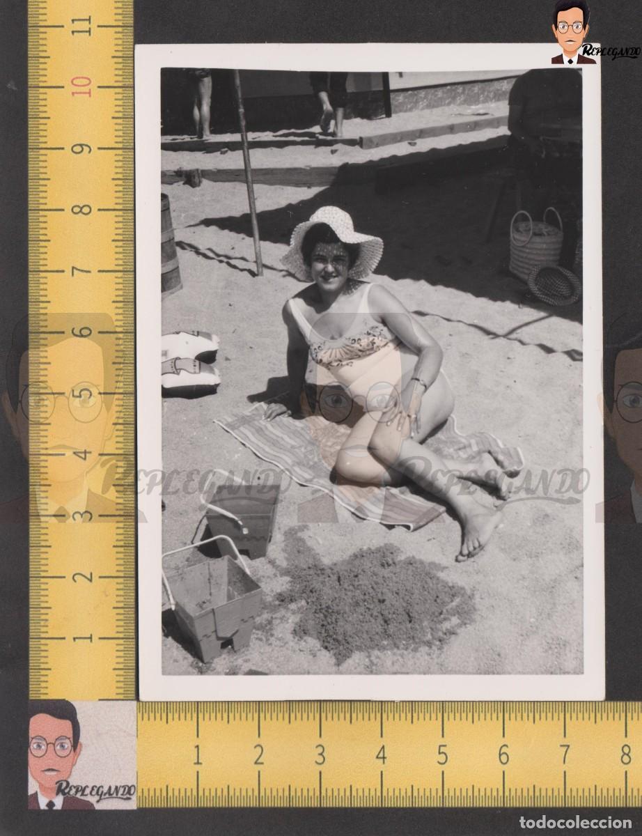 Fotografia antica: GUAPA CHICA JOVEN BA&Ntilde;ADOR PAMELA Y TOALLA EN PLAYA - FOTO ANTIGUA A&Ntilde;OS 60 - MUJER SONRISA ESPA&Ntilde;A