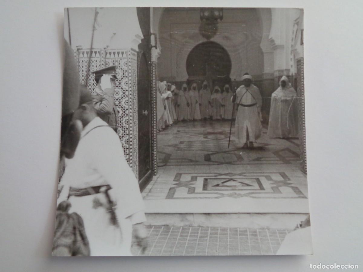 Fotografia antica: PROTECTORADO MARRUECOS: FOTO MILITAR ESPA&Ntilde;OL SALUDANDO Y GUARDIA JALIFIANA