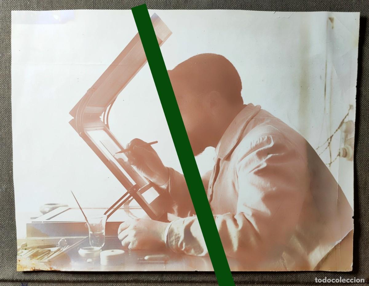 Fotografia antiga: Antigua fotograf&iacute;a. Fotografo retocando una imagen. A&ntilde;os 20.