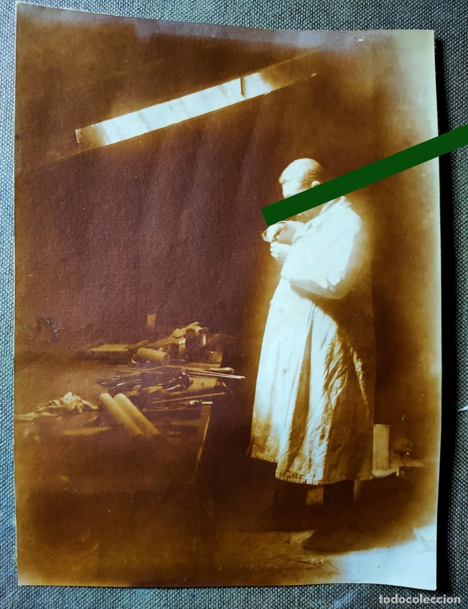 Fotografia antica: Antigua fotograf&iacute;a. Hombre artesano, con sus herramientas, Principios siglo XX.