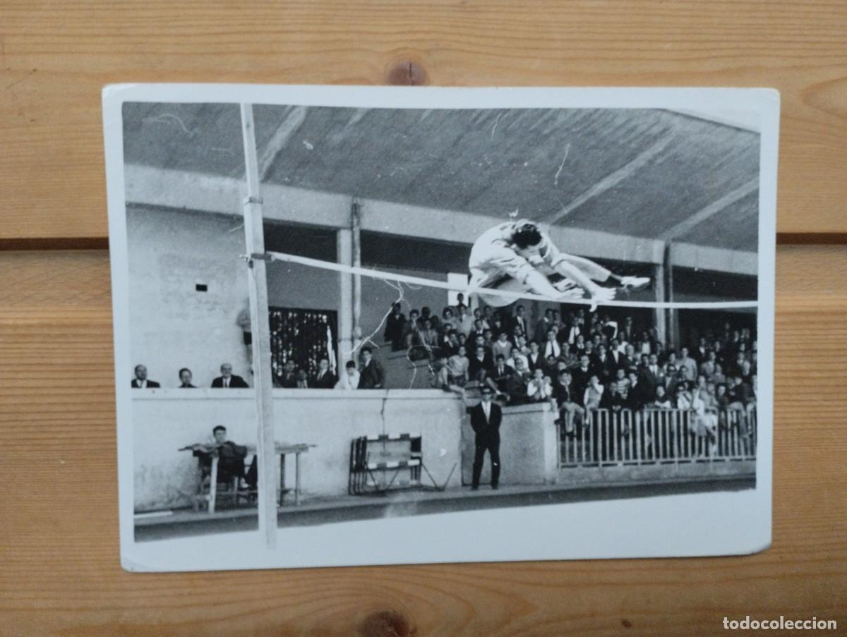Fotografia antiga: Fotograf&iacute;a antigua de campeonato de atletismo: salto de altura. Mayo de 1961.