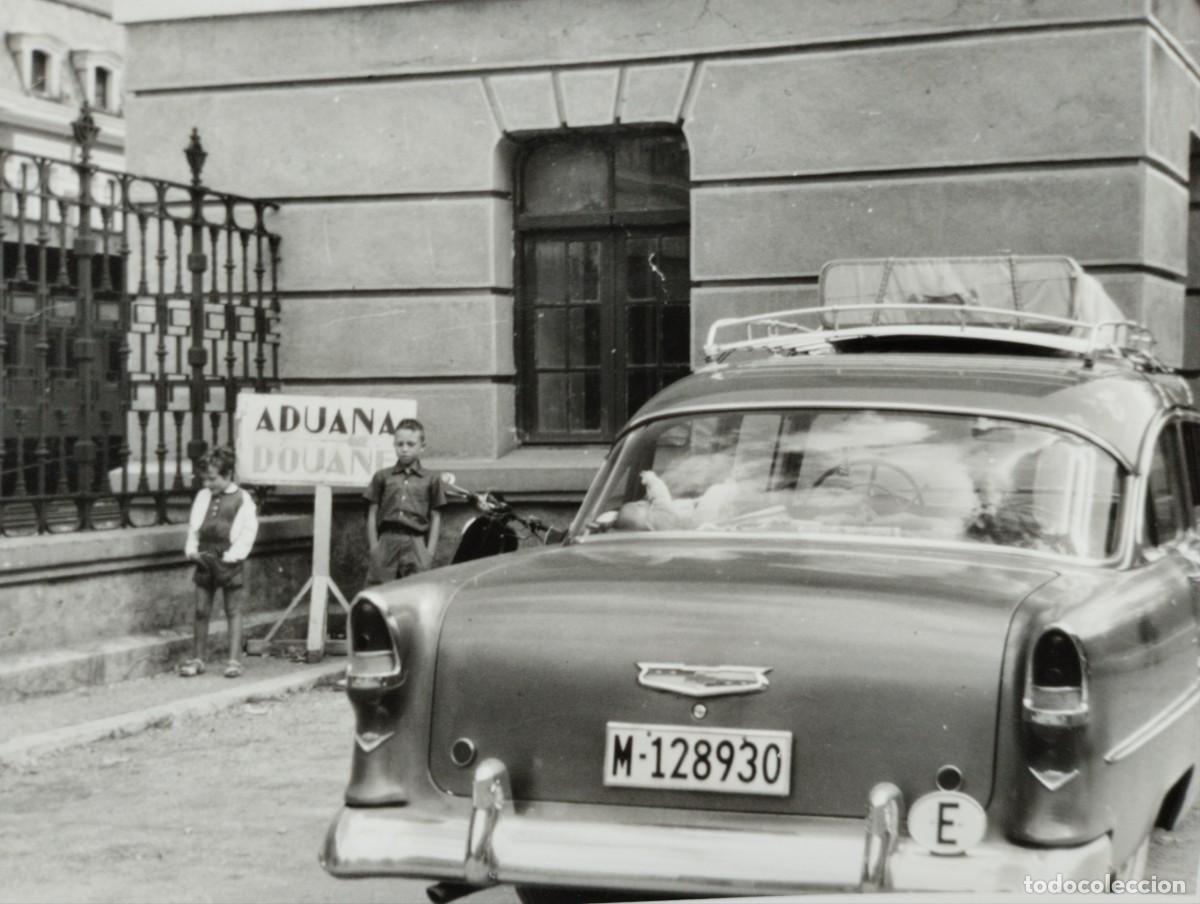 Fotografia antiga: Bonita fotograf&iacute;a antigua de un coche Chevrolet Bel Air en la aduana de Espa&ntilde;a - Francia.