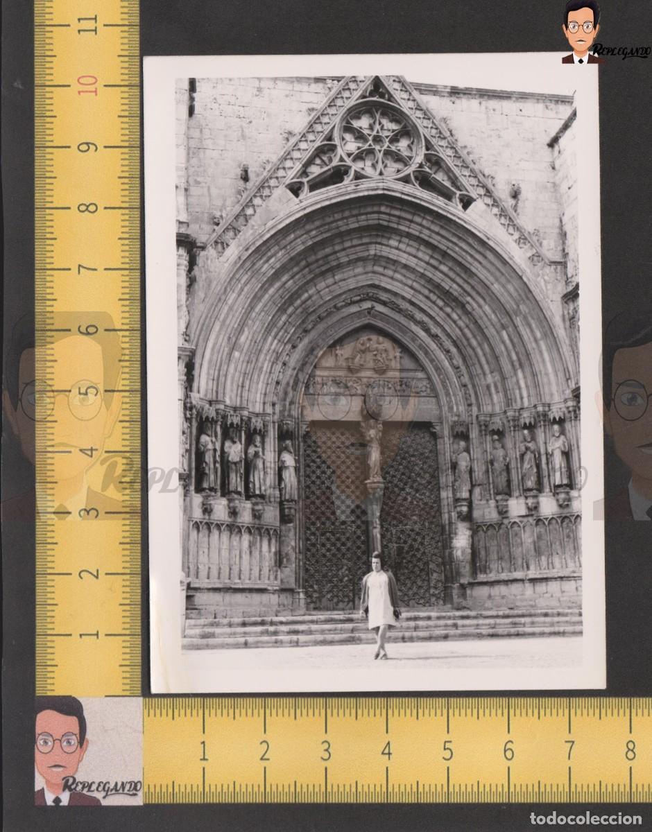 Fotografia antica: MUJER EN PUERTA PRINCIPAL IGLESIA ARCIPRESTAL DE MORELLA CASTELLON - FOTO ANTIGUA A&Ntilde;OS 50/60 ESPA&Ntilde;A