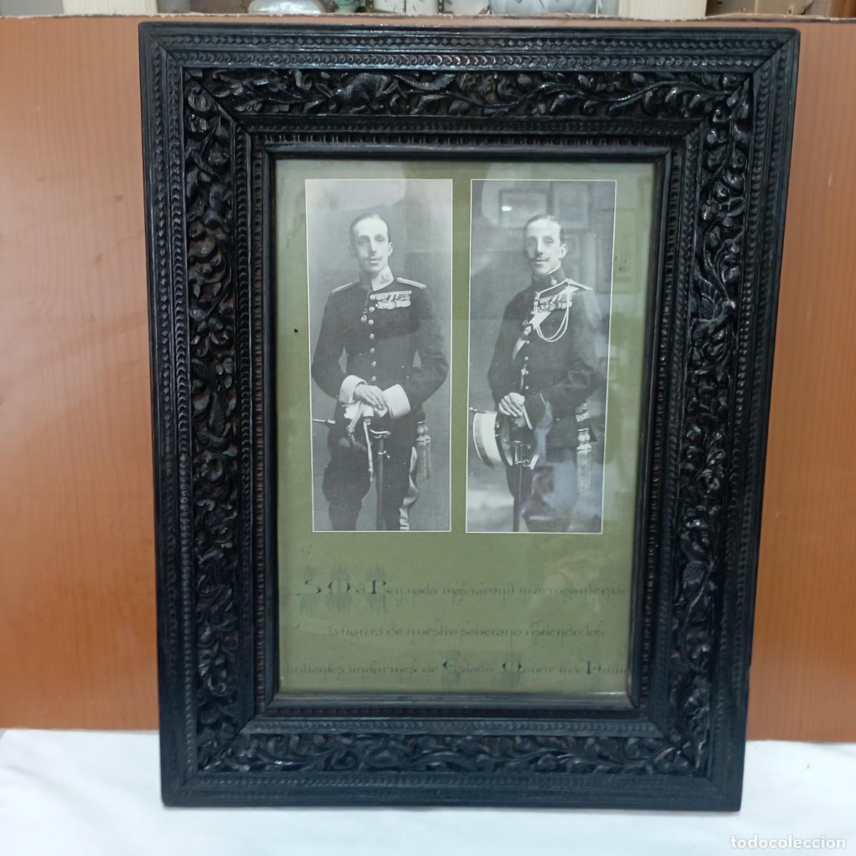 Fotografia antica: fotos de Alfonso XII vestido de militar y marco en palo santo