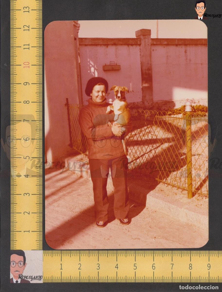 Fotograf&iacute;a antigua: MUJER POSA EN PARQUE CON SU PERRO EN BRAZOS - FOTO ANTIGUA A COLOR A&Ntilde;OS 60/70 - ESPA&Ntilde;A MASCOTA