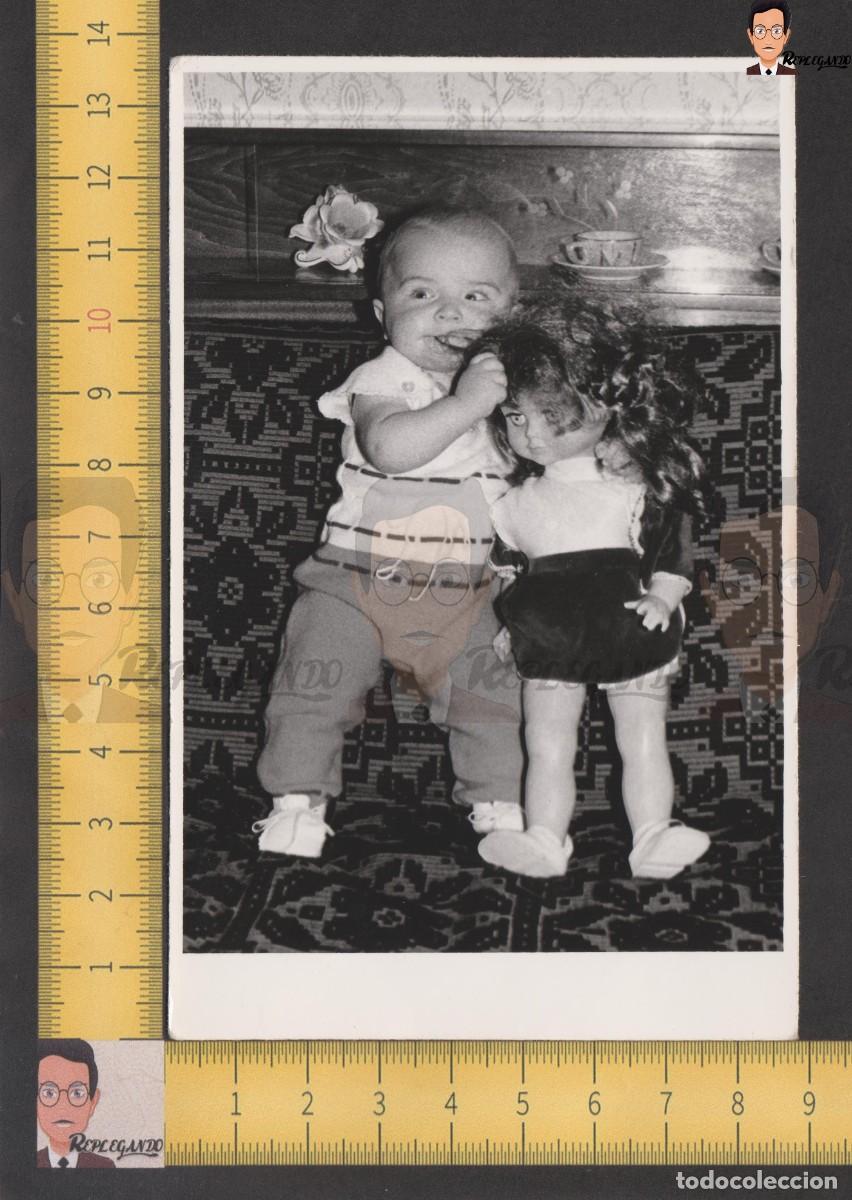 Photographie ancienne: SIMP&Aacute;TICO NI&Ntilde;O AGARRADO A SU MU&Ntilde;ECA DE JUGUETE - FOTO ANTIGUA A&Ntilde;OS 50/60 - ESPA&Ntilde;A INFANCIA