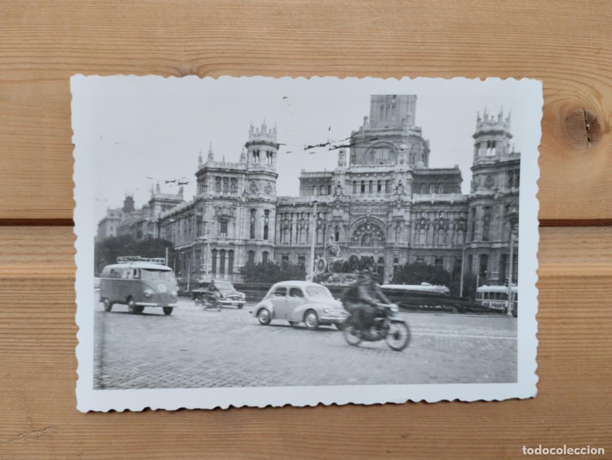 Fotografia antiga: Fotograf&iacute;a Plaza Cibeles y Edificio Comunicaciones: coches, motos, furgoneta Volkswagen. Madrid,1958