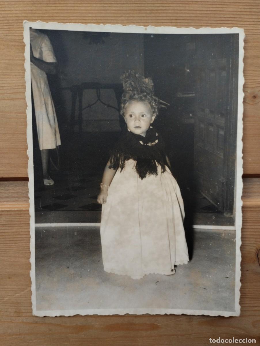 Fotograf&iacute;a antigua: Fotograf&iacute;a antigua de una ni&ntilde;a peque&ntilde;a con traje regional