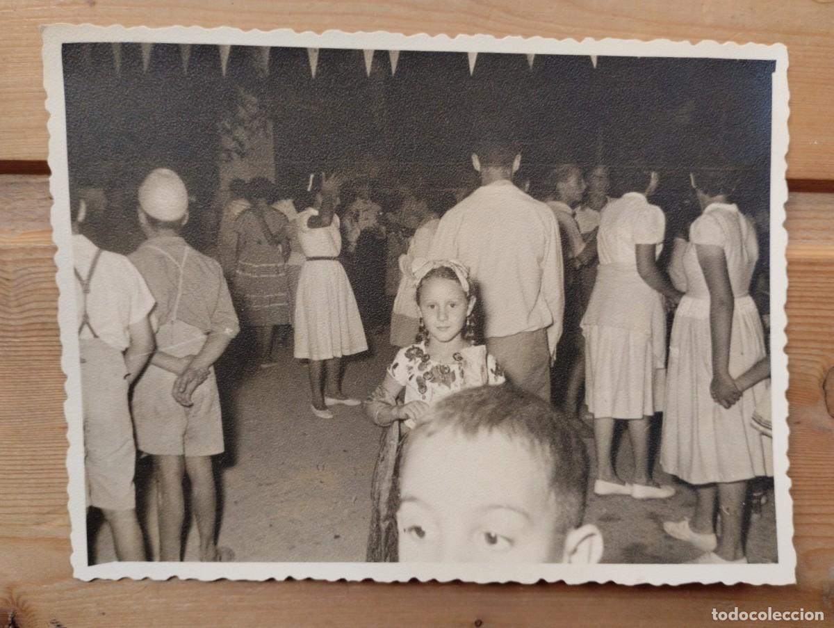 Fotografia antiga: Fotograf&iacute;a antigua de una ni&ntilde;a en una fiesta de pueblo.