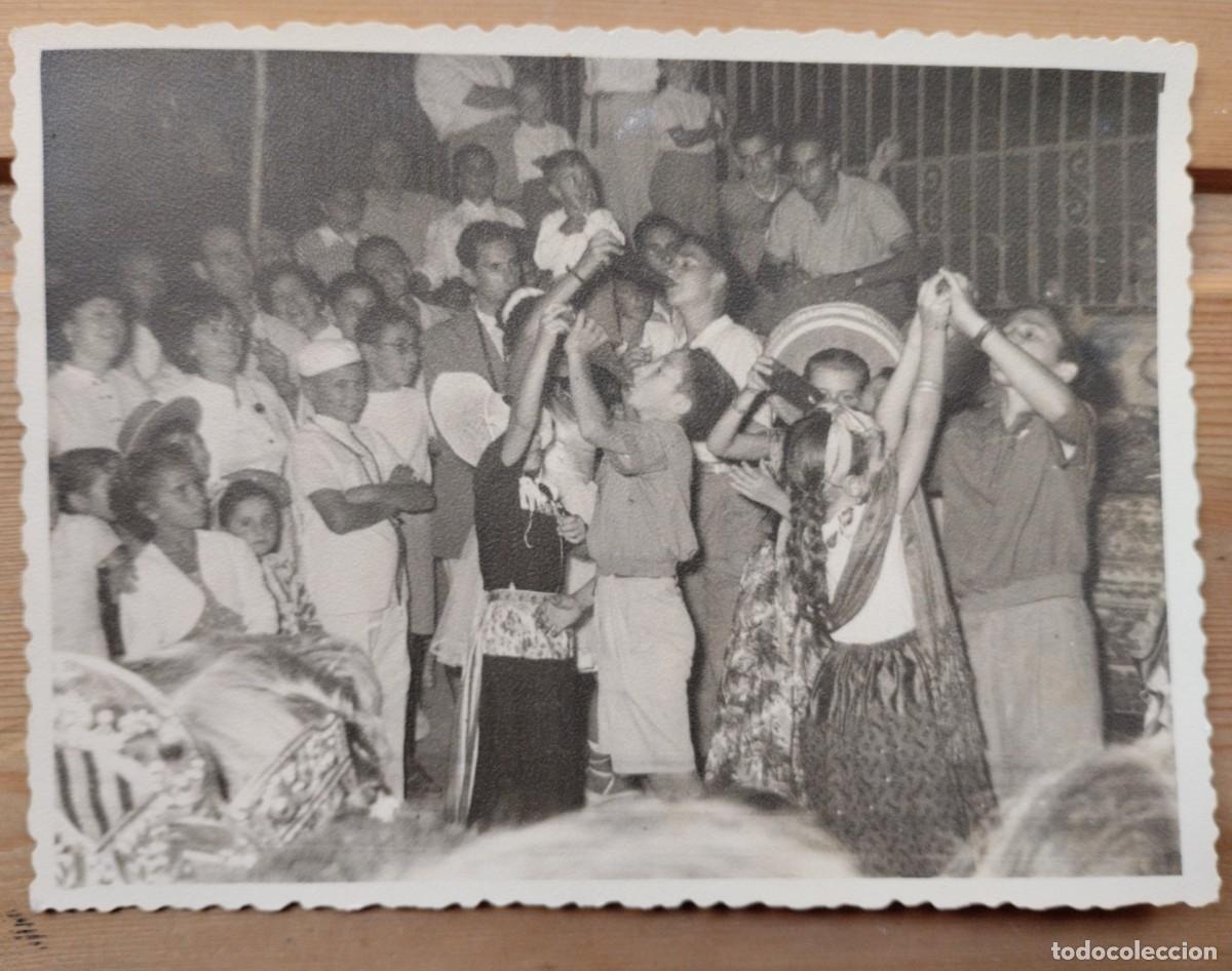 Alte Fotografie: Extra&ntilde;a fotograf&iacute;a antigua de unas ni&ntilde;as dando de beber de una botella a ni&ntilde;os. Fiestas del pueblo.
