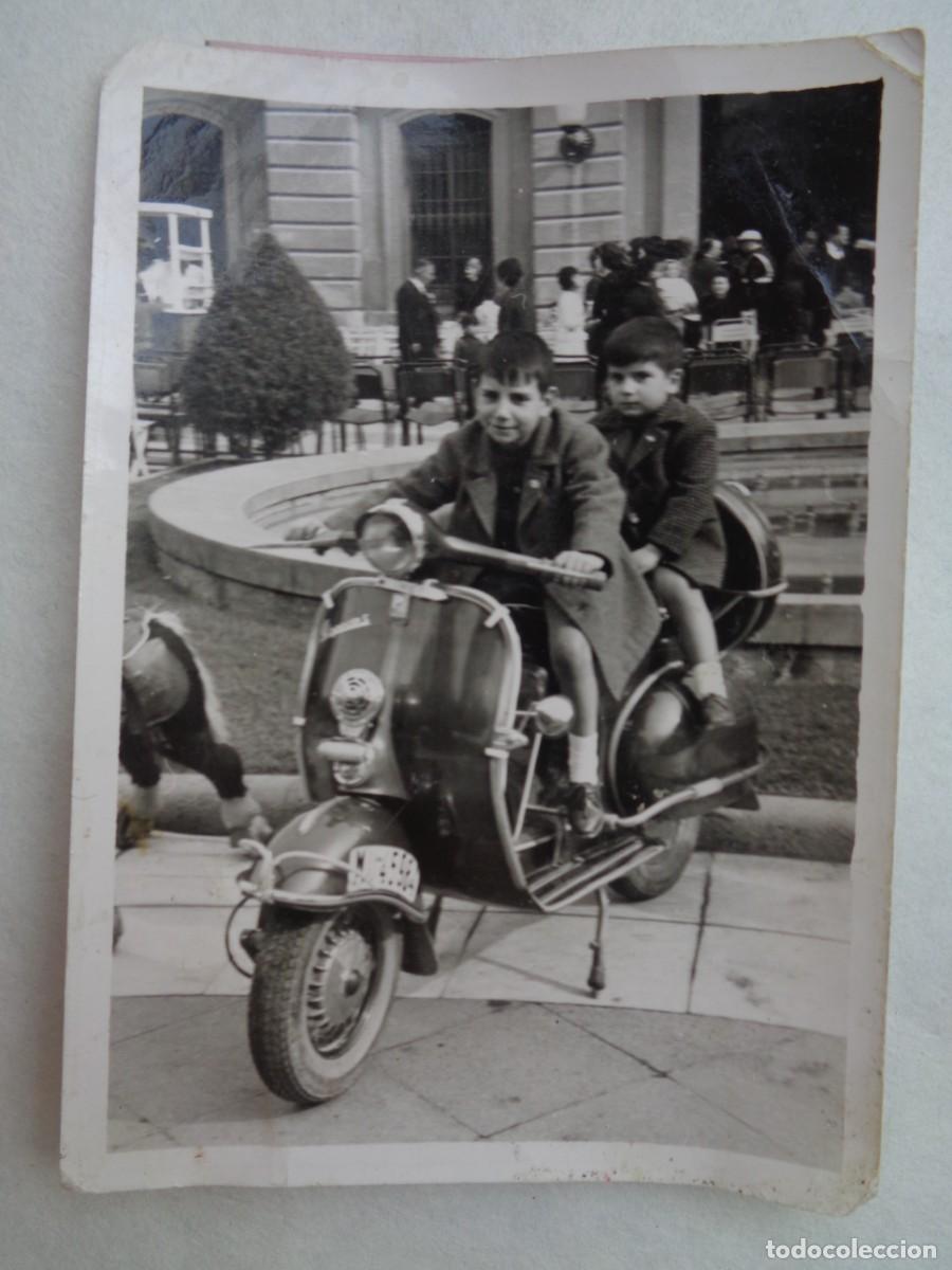 Fotograf&iacute;a antigua: MINUTERO DE FOTOGRAFO DE FERIA : NI&Ntilde;OS EN MOTO VESPA