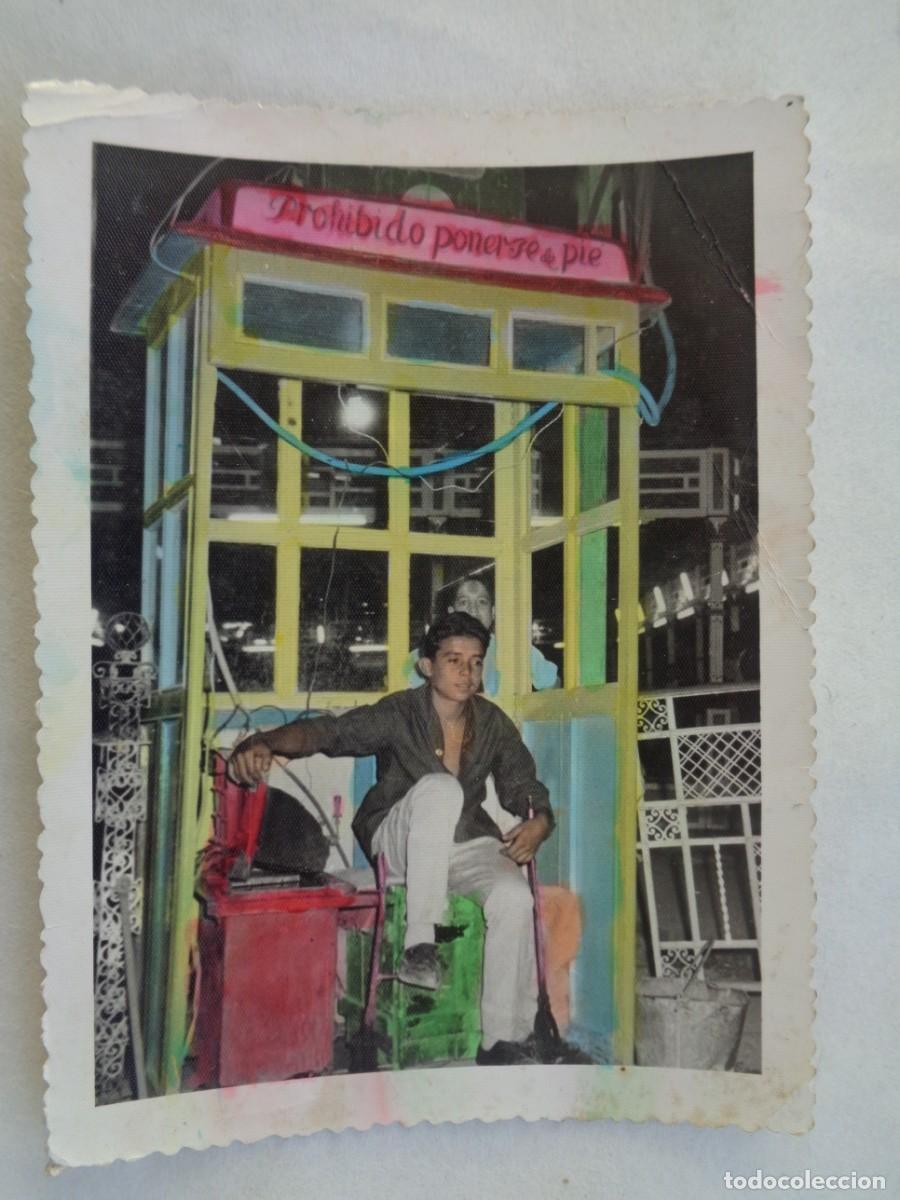 Fotograf&iacute;a antigua: FOTO DE JOVEN EN LA CABINA DE UNA ATRACCION DE FERIA . COLOEADA