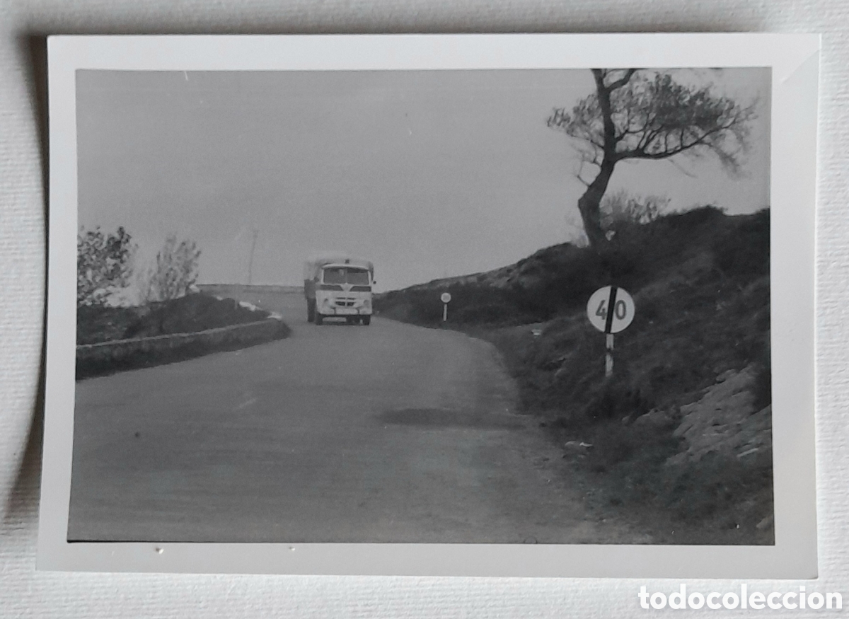 Fotograf&iacute;a antigua: Foto de cami&oacute;n PEGASO en carretera. A&ntilde;os 60