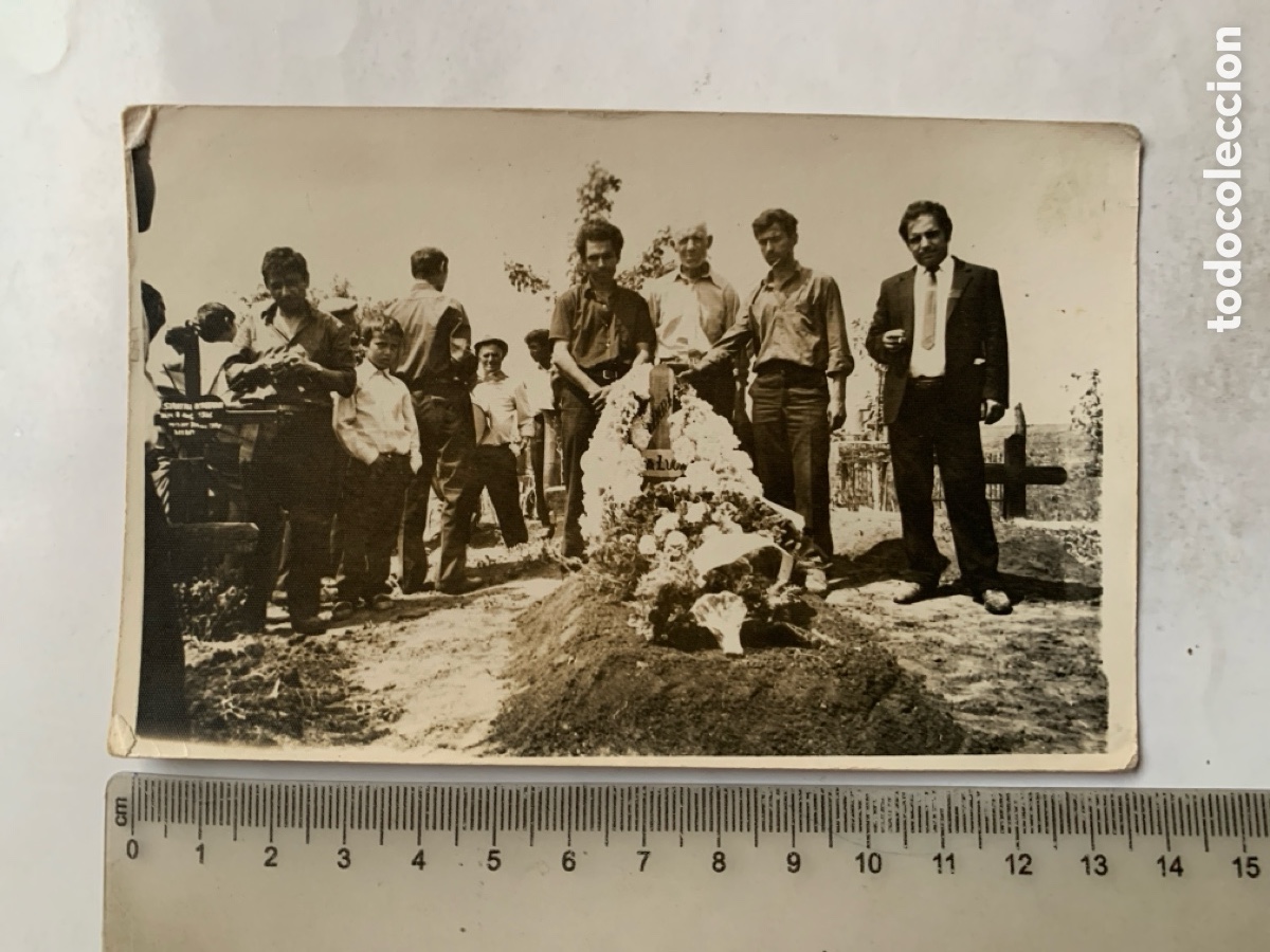 Fotograf&iacute;a antigua: FOTO. POST MORTEM. LA FAMILIA HA DADO SEPULTURA A LA DIFUNTA. FOT&Oacute;GRAFO?.