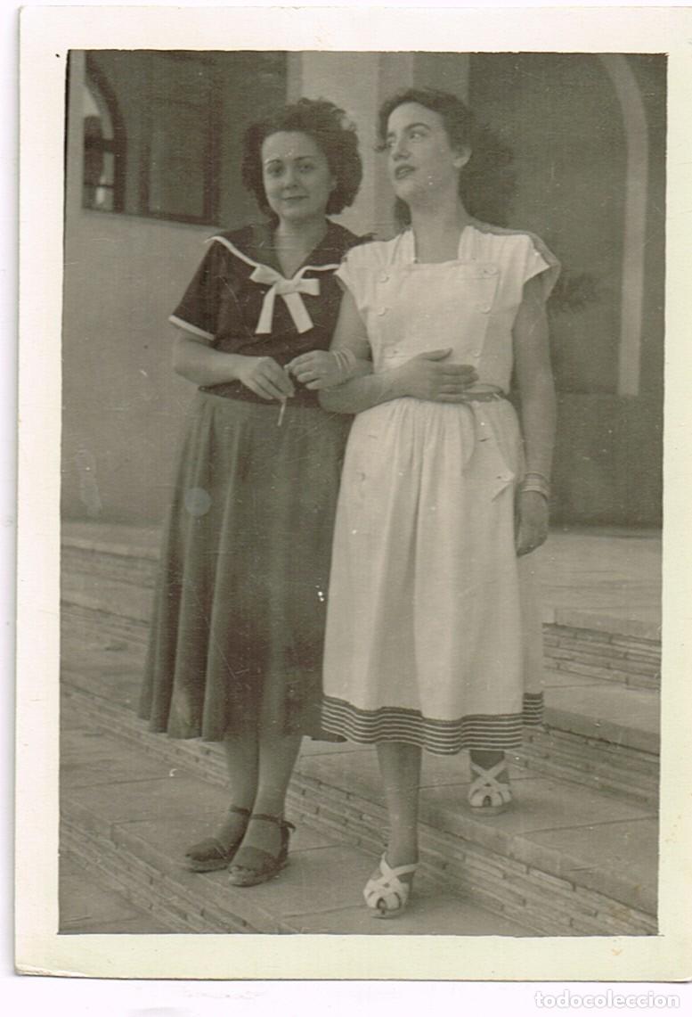 40/50´s b/n ”dos mujeres jóvenes cogidas del br - Compra venta en  todocoleccion