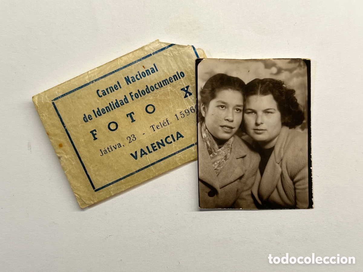 Fotografia antiga: FOTOMATON FOTO X. Sobre y Fotografia amigas casi hermanas&hellip; (h.1950?)