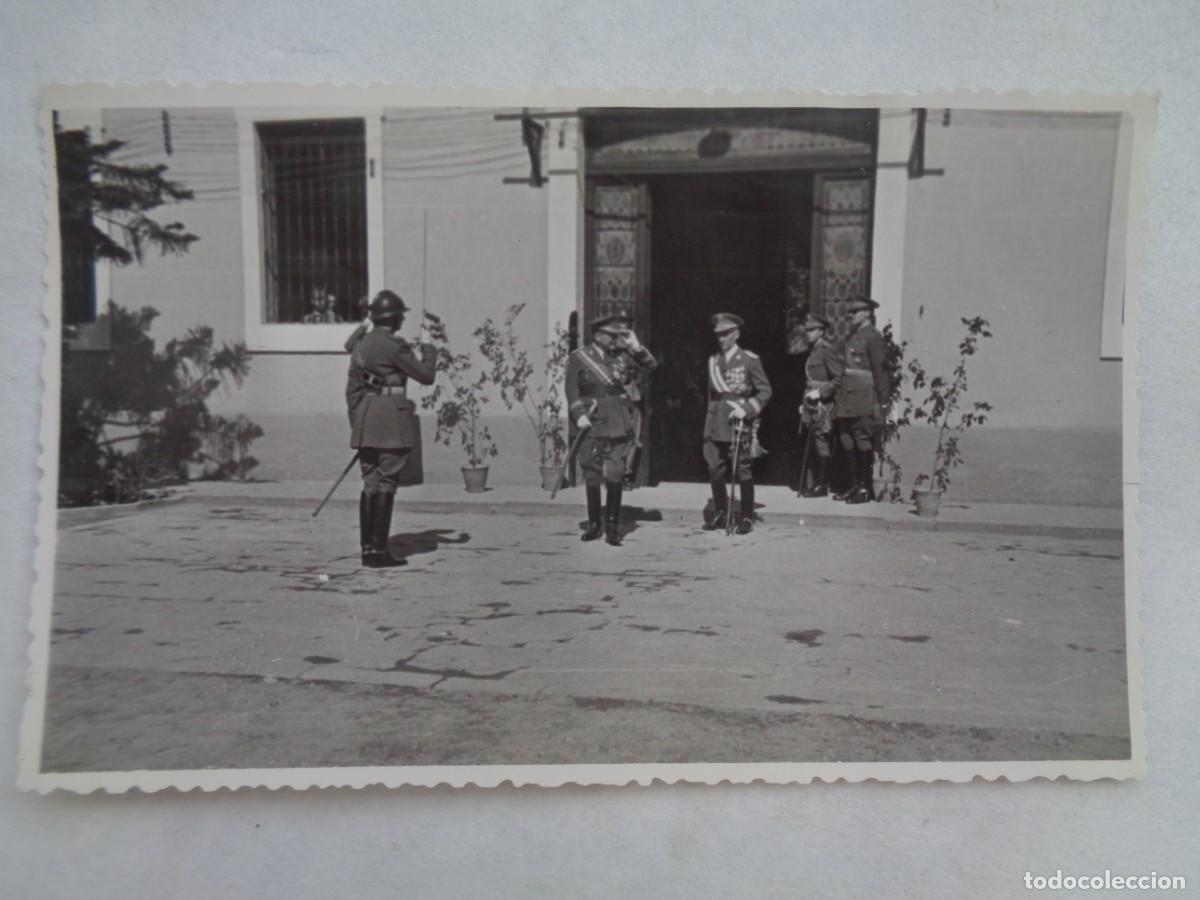 Fotograf&iacute;a antigua: FOTO DE GENERALES , MILITAR CON SABLE Y CASCO ADRIAN