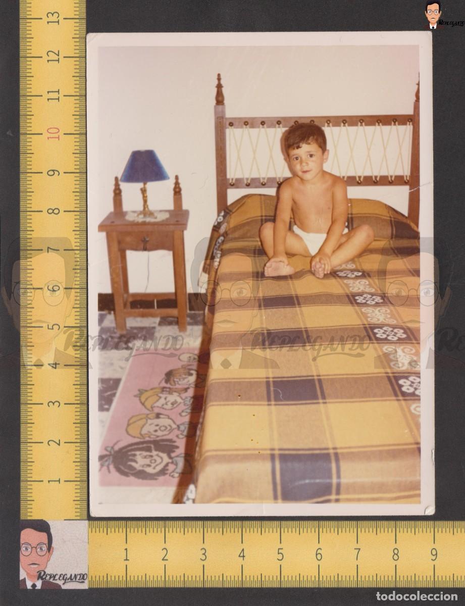 Photographie ancienne: NI&Ntilde;O EN HABITACI&Oacute;N CON ALFOMBRA FAMILIA TELER&Iacute;N / VAMOS A LA CAMA / FOTO ANTIGUA A&Ntilde;O 1967 ESPA&Ntilde;A