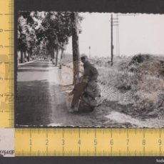 Fotografía antigua: CHICO GAFAS SOL SENTADO EN MOTO VESPA EN CARRETERA CON ÁRBOLES / FOTO ANTIGUA AÑOS 50 ESPAÑA