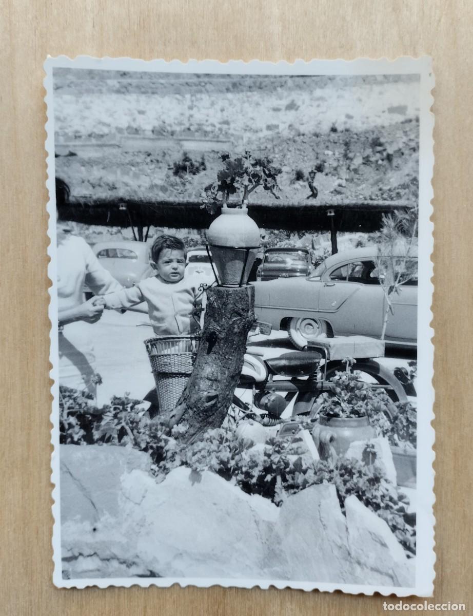 Fotografia antiga: Fotograf&iacute;a antigua de un beb&eacute; en el parking de el Hostal Monte- Picayo (Valencia)