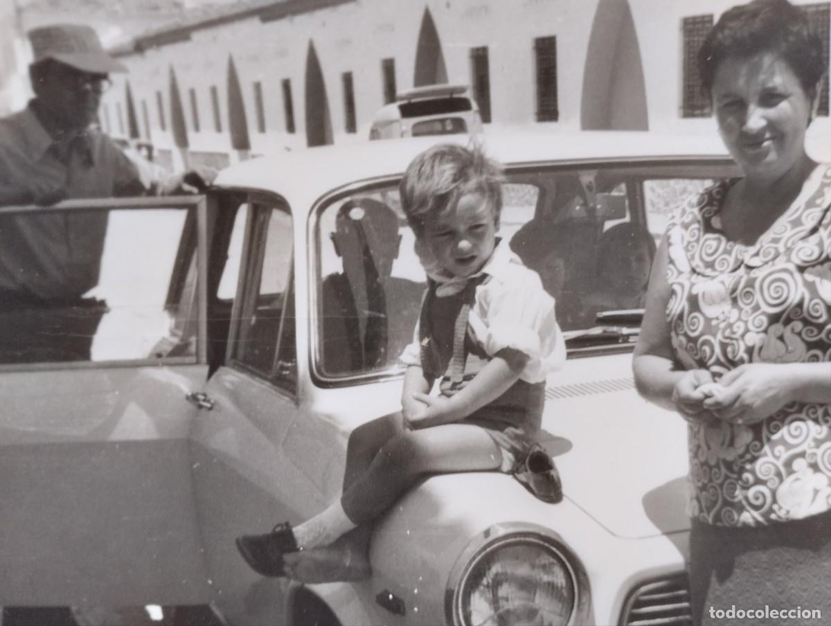 Fotografia antiga: Genial fotograf&iacute;a de familia posando junto a su coche y con el ni&ntilde;o en el cap&oacute;