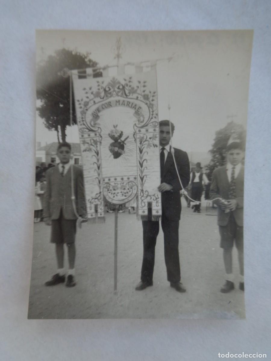 Fotograf&iacute;a antigua: SEMANA SANTA DE X ? : FOTO DE HOMBRE Y NI&Ntilde;OS CON ESTANDARTE DEL SAGRADO CORAZON, 1954