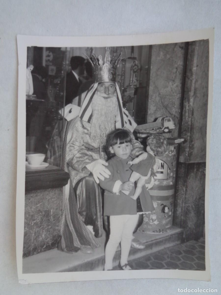 Photographie ancienne: MINUTERO DE FOTOGRAFO DE NAVIDAD : NI&Ntilde;A Y REY MAGO CON MU&Ntilde;ECA