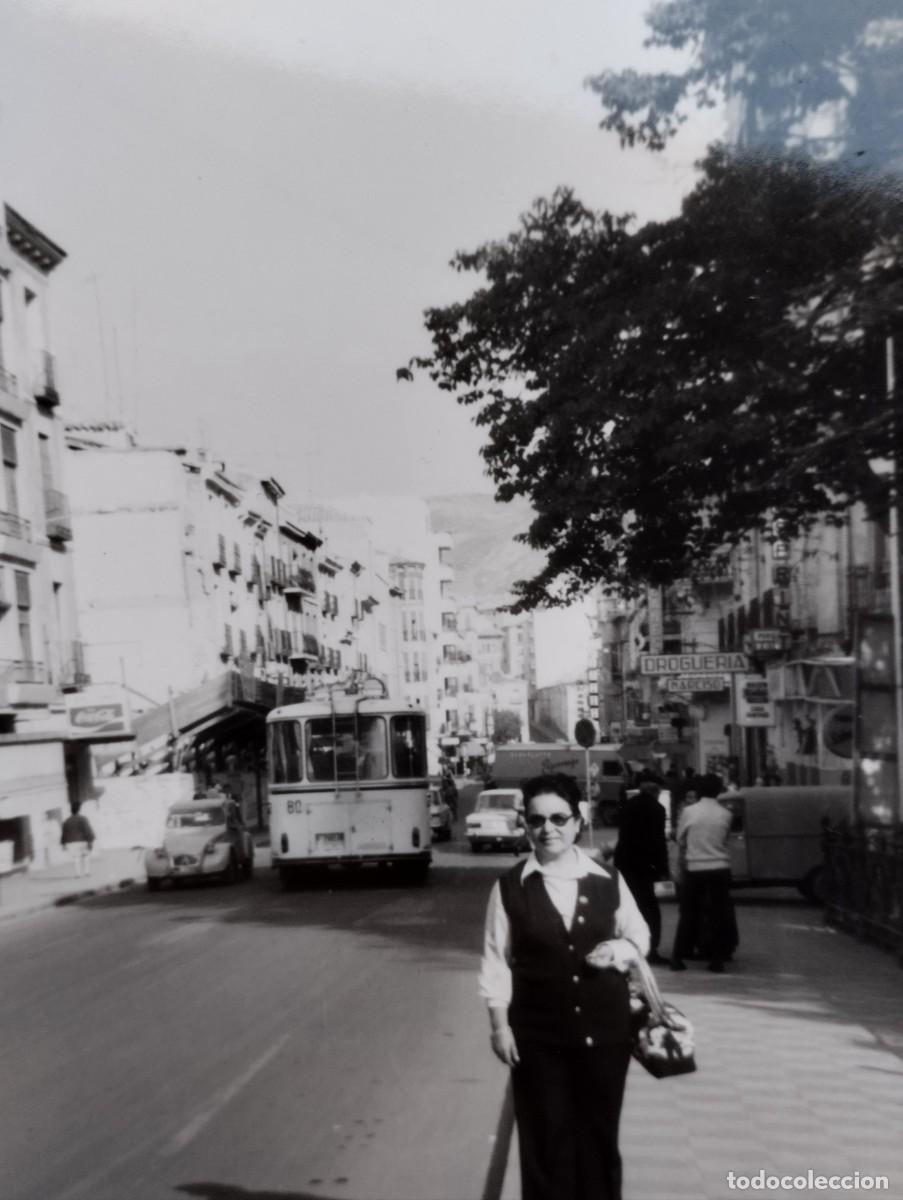 Fotografia antica: Fotograf&iacute;a antigua en calle Carreter&iacute;as de Cuenca. Autob&uacute;s, tiendas, (Droguer&iacute;a Narciso)