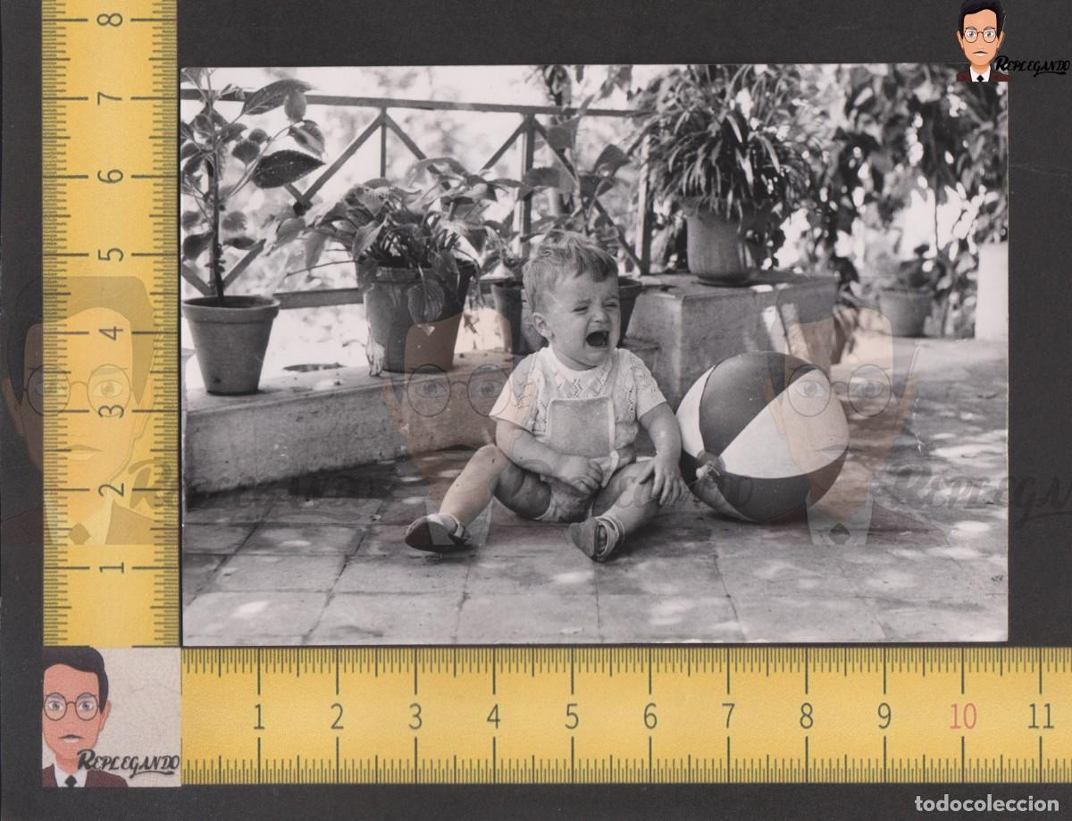 Fotografia antica: NI&Ntilde;O LLORANDO Y PELOTA PLAYA HINCHABLE TERRAZA MACETAS / FOTO ANTIGUA A&Ntilde;O 1956 / INFANCIA JUGUETE