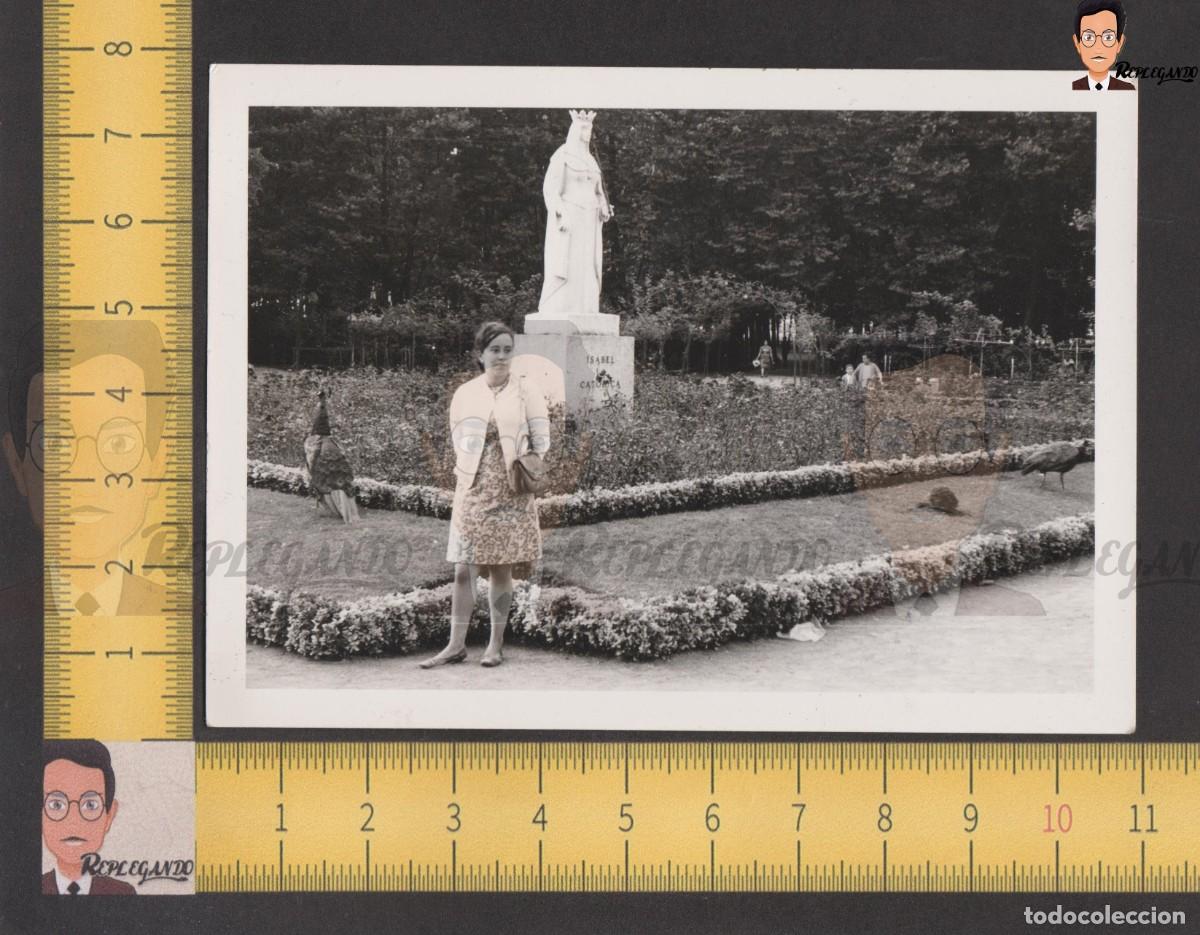 Fotograf&iacute;a antigua: MUJER Y PAVO REAL PARQUE ESTATUA ISABEL LA CATOLICA DE GIJON ASTURIAS - FOTO ANTIGUA A&Ntilde;OS 50
