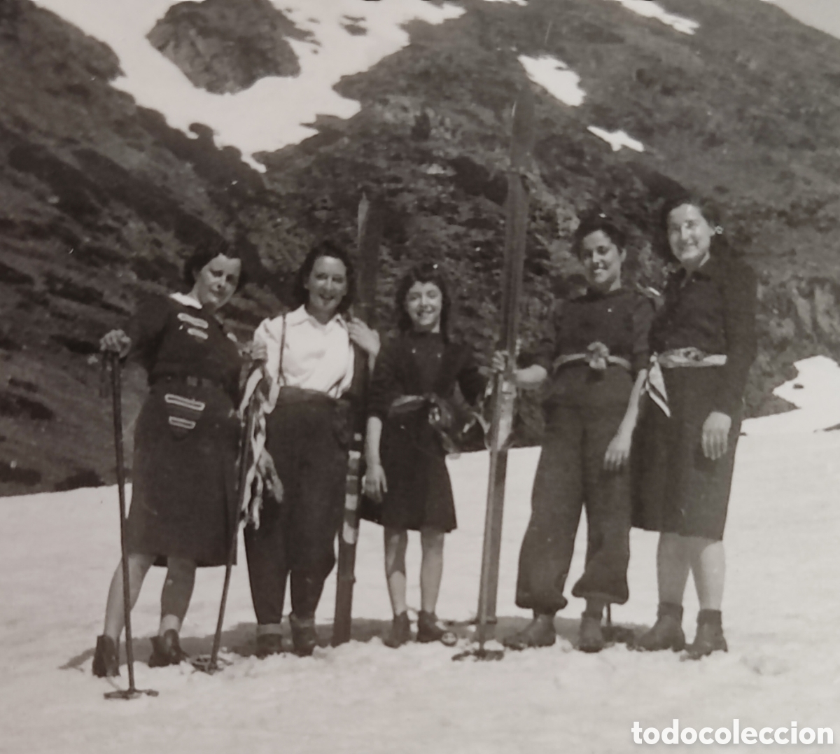 Fotograf&iacute;a antigua: FALANGE JONS SECCI&Oacute;N FEMENINA ESQU&Iacute; FOTOGRAF&Iacute;A C. 1945
