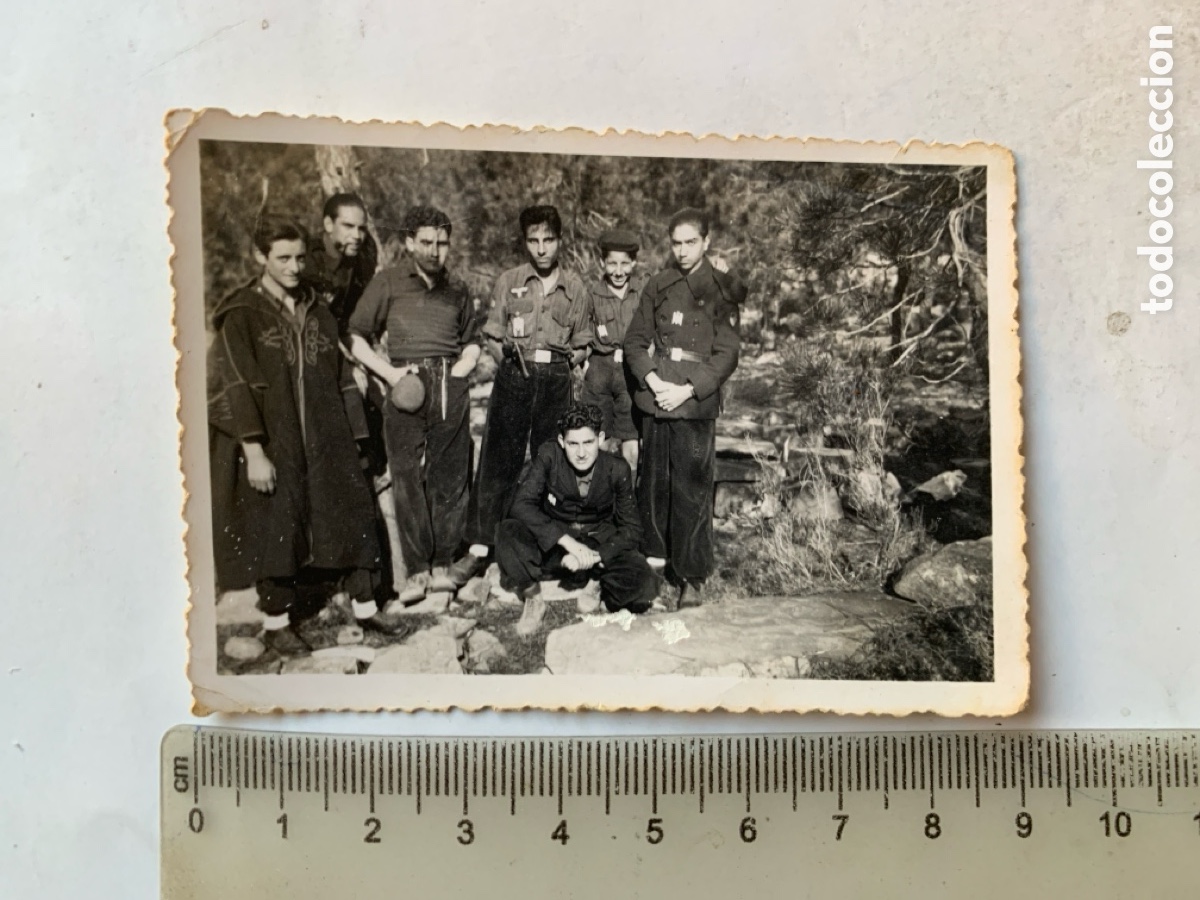 Alte Fotografie: FOTO. J&Oacute;VENES SOLDADOS CON SUS INSIGNIAS. FOT&Oacute;GRAFO?.