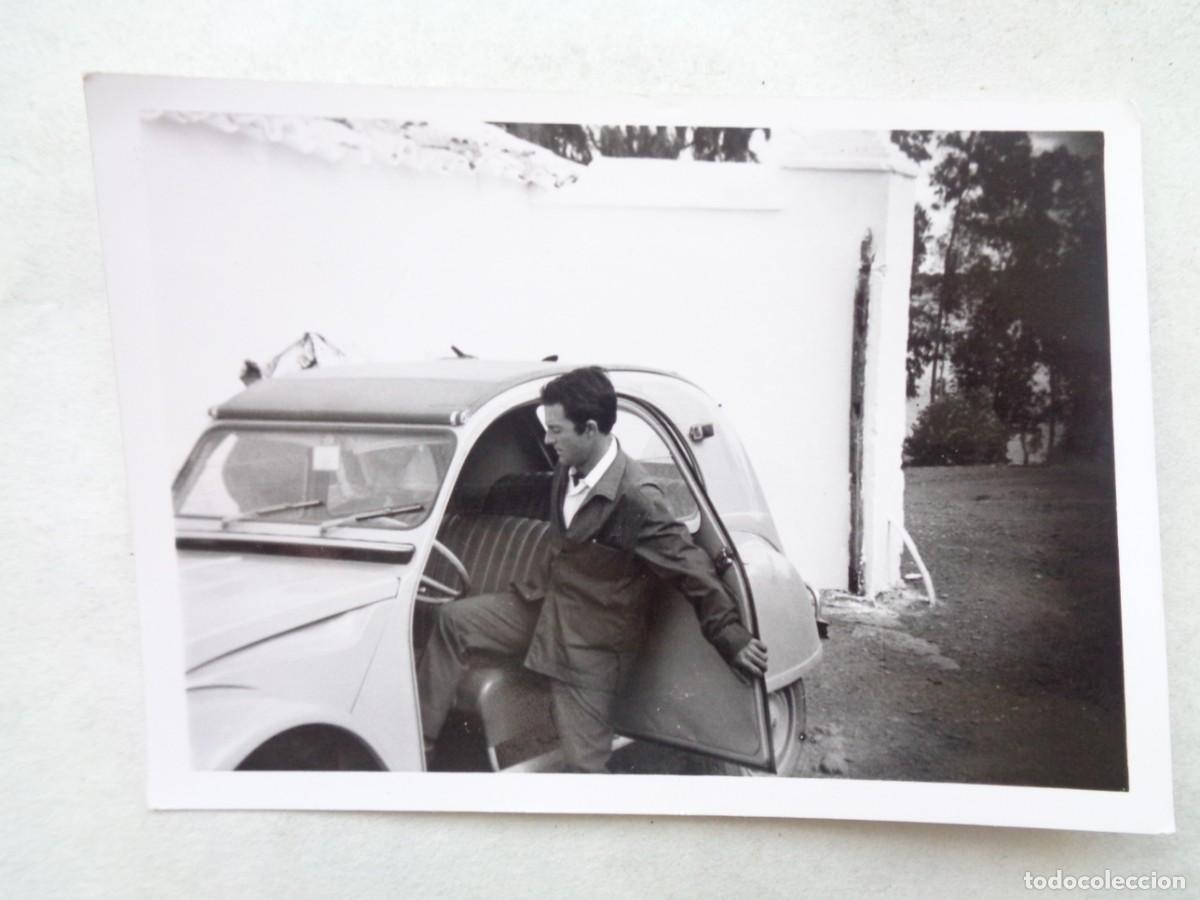 Fotograf&iacute;a antigua: FOTO DE HOMBRE MONTANDOSE EN UN COCHE CITROEN DOS CABALLOS