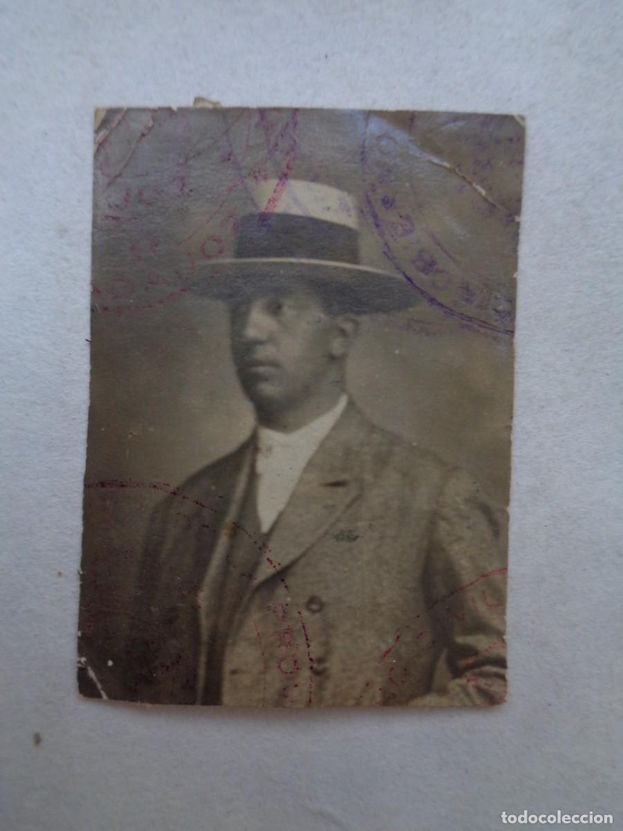 Fotograf&iacute;a antigua: FOTO DE CARNET DE SE&Ntilde;OR CON SOMBRERO, DE ALGUN DOCUMENTO OFICIAL. PRINCIPIOS DE SIGLO