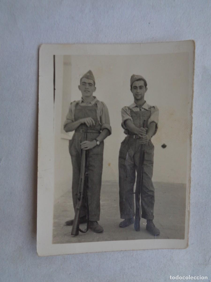 Fotograf&iacute;a antigua: AVIACION : FOTO MINUTERO DE MILITARES DEL EJERCITO DEL AIRE CON MONO-PETO Y FUSIL MAUSER