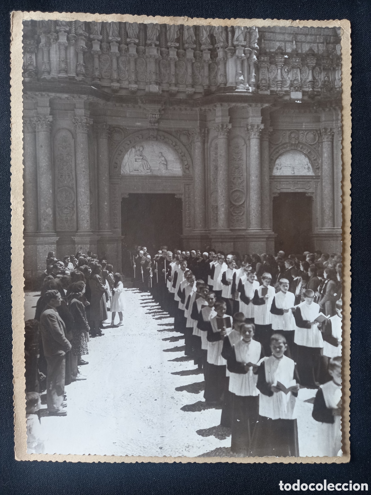 Fotograf&iacute;a antigua: MONTSERRAT. Escolania saliendo del Santuario. 23 x 17 ctms. 1954