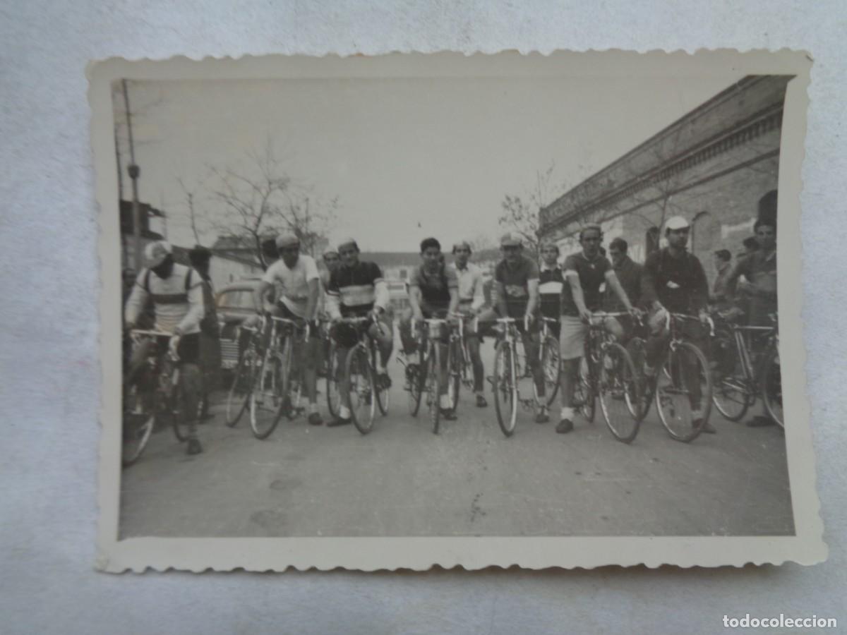 Fotograf&iacute;a antigua: CICLISMO : FOTO DE CICLISTAS CON BICICLETA