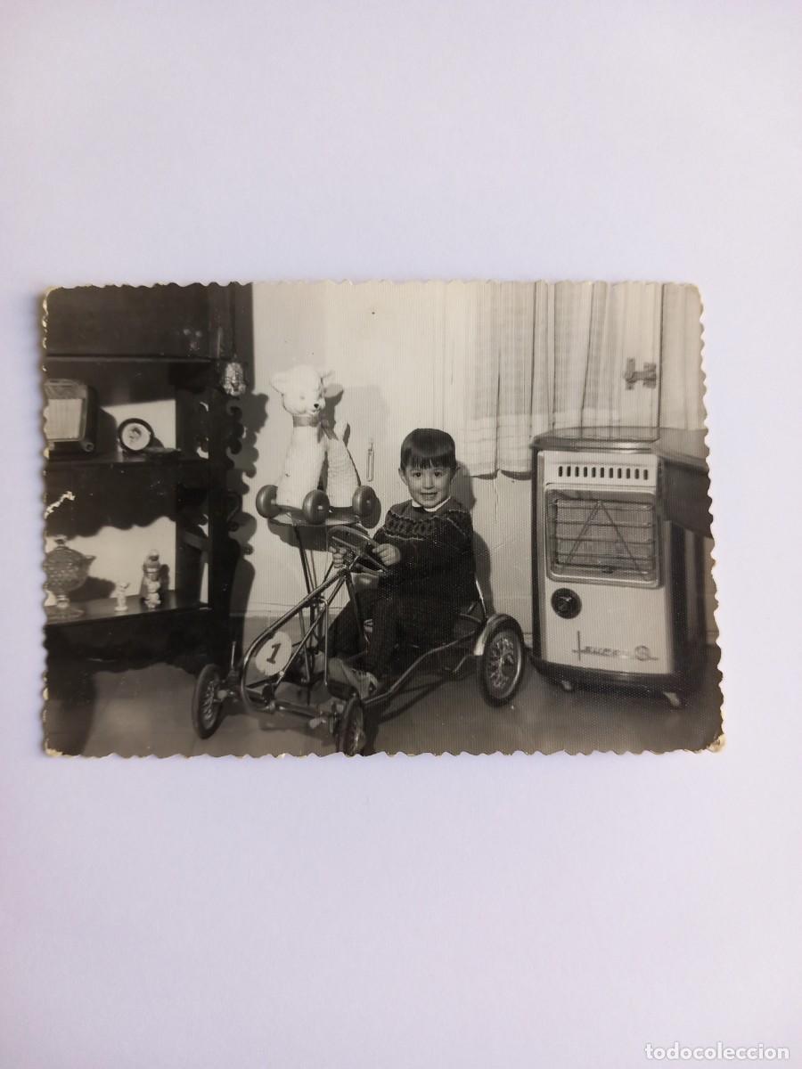 Fotografia antiga: Juguetes y ni&ntilde;o con coche de carreras, 1965.