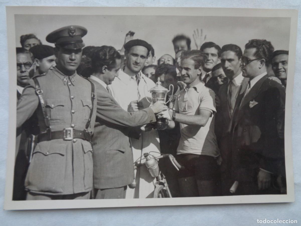 Fotograf&iacute;a antigua: CICLISMO : FOTO CICLISTA CON BICICLETA RECIBIENDO TROFEO, POLICIA ARMADA, ETC. DE SANCHEZ DEL PANDO