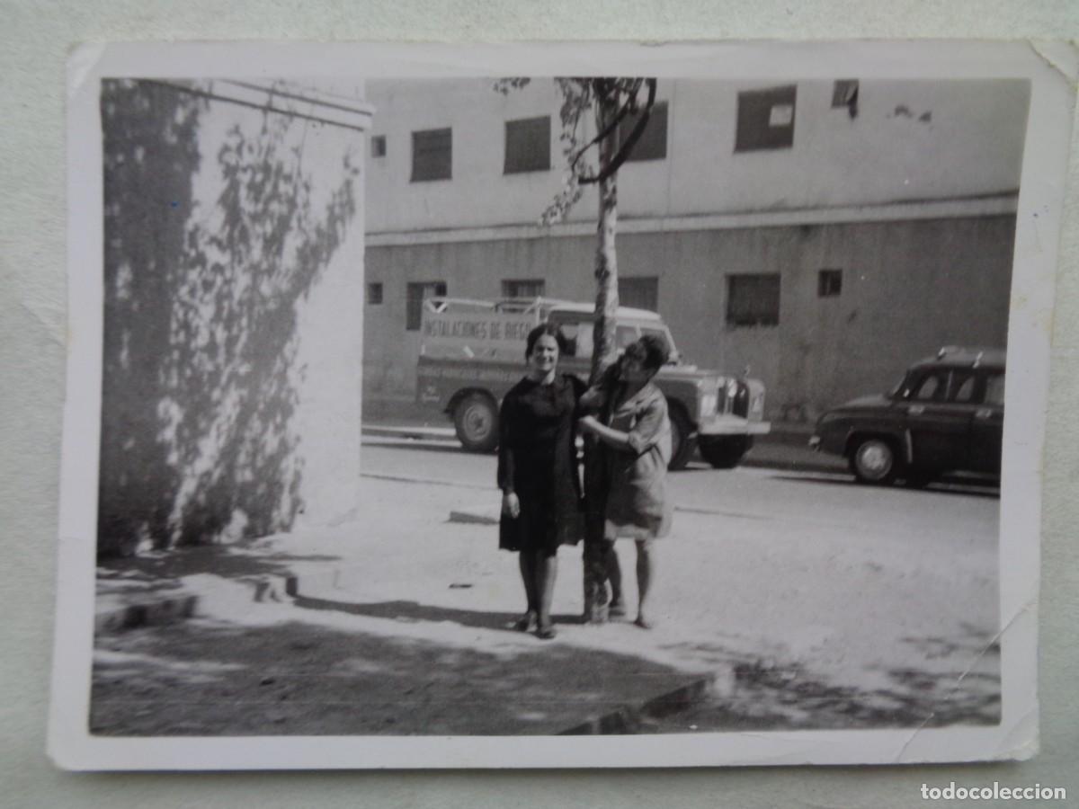 Fotograf&iacute;a antigua: FOTO DE SE&Ntilde;ORAS POSANDO, DETRAS HAY UN CONCHE TODOTERRENO LAND ROVER