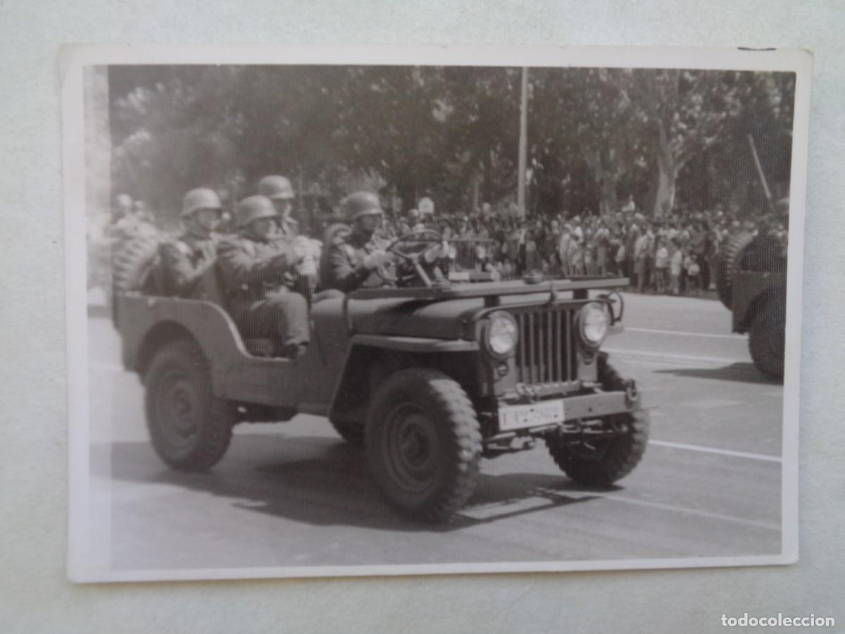 Fotograf&iacute;a antigua: FOTO DE DESFILE MILITAR , SOLDADOS CON CASCO Z EN VEHICULO TODOTERRENO JEEP