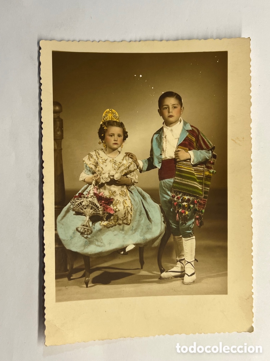 Fotograf&iacute;a antigua: FALLAS Y FALLEROS Fotograf&iacute;a joven pareja con Traje Regional, en plena explosi&oacute;n de Color (h.1960?)