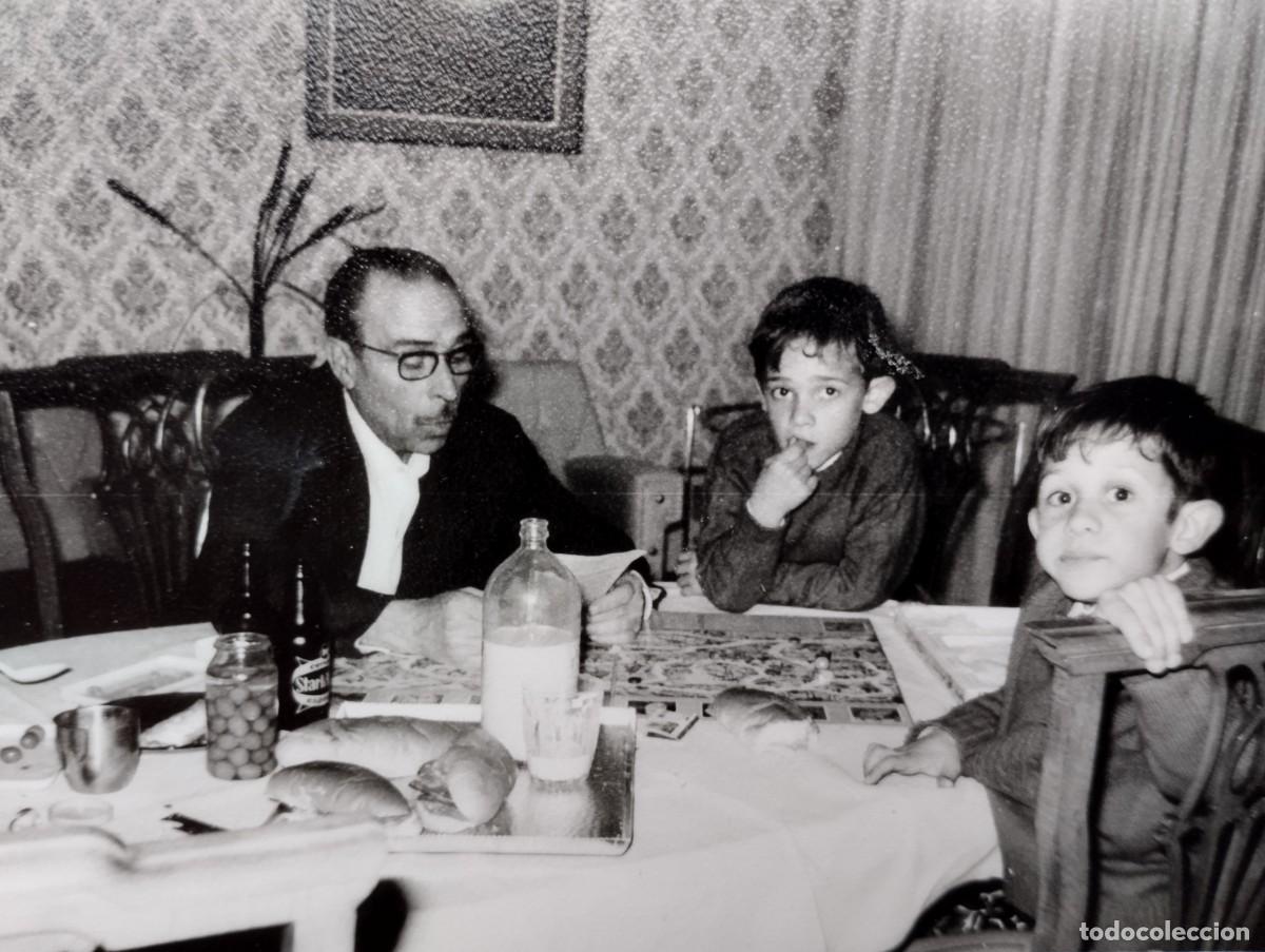 Photographie ancienne: Fotograf&iacute;a antigua de un padre jugando con sus hijos a juego de mesa en la hora de la merienda