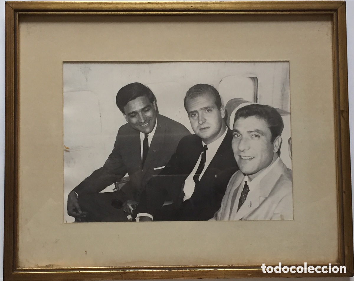 Fotograf&iacute;a antigua: FOTO EN B/N DEL REY JUAN CARLOS I CON AMIGOS