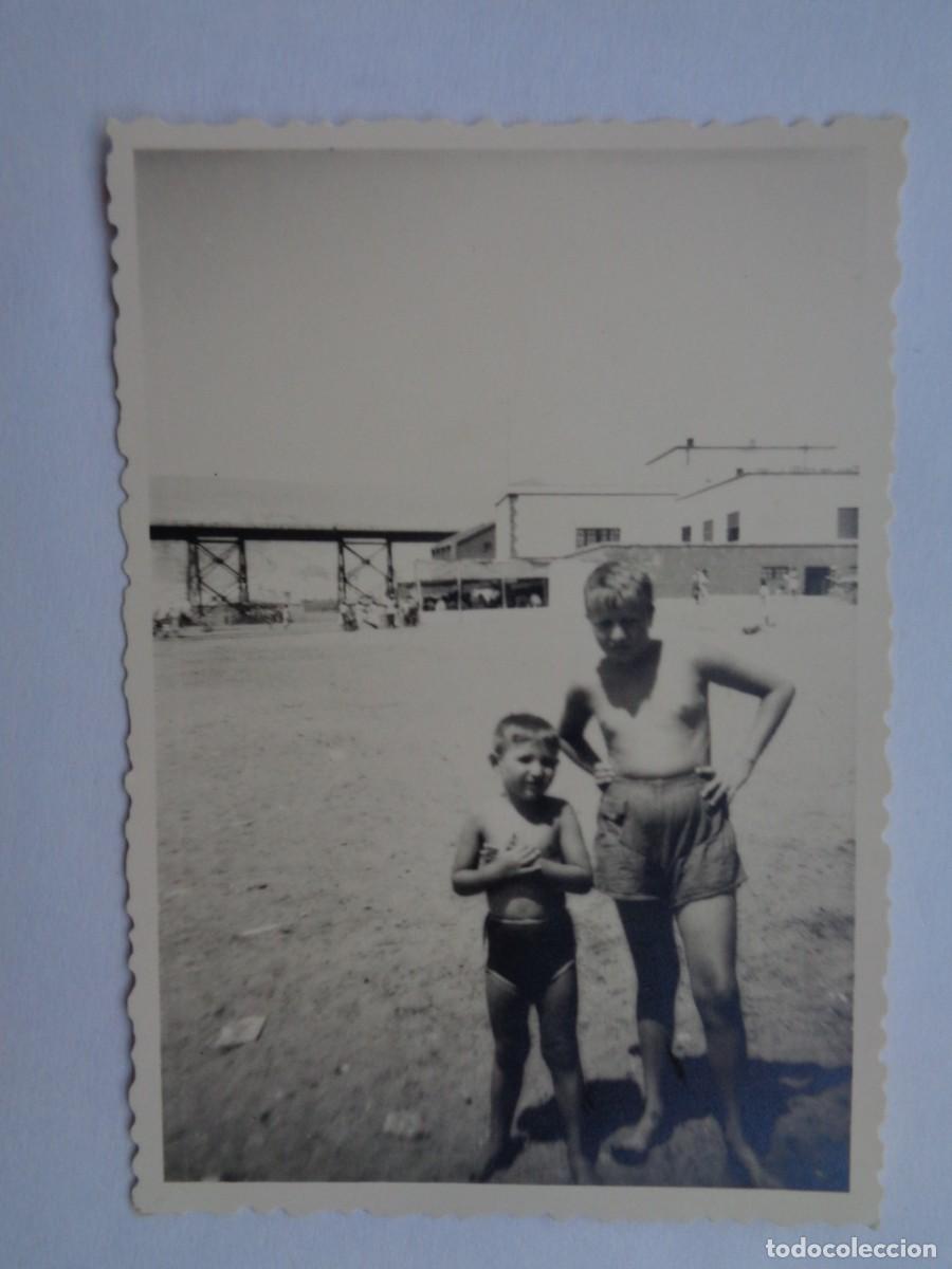 Fotografia antica: FOTO DE NI&Ntilde;OS EN BA&Ntilde;ADOR EN LA PLAYA