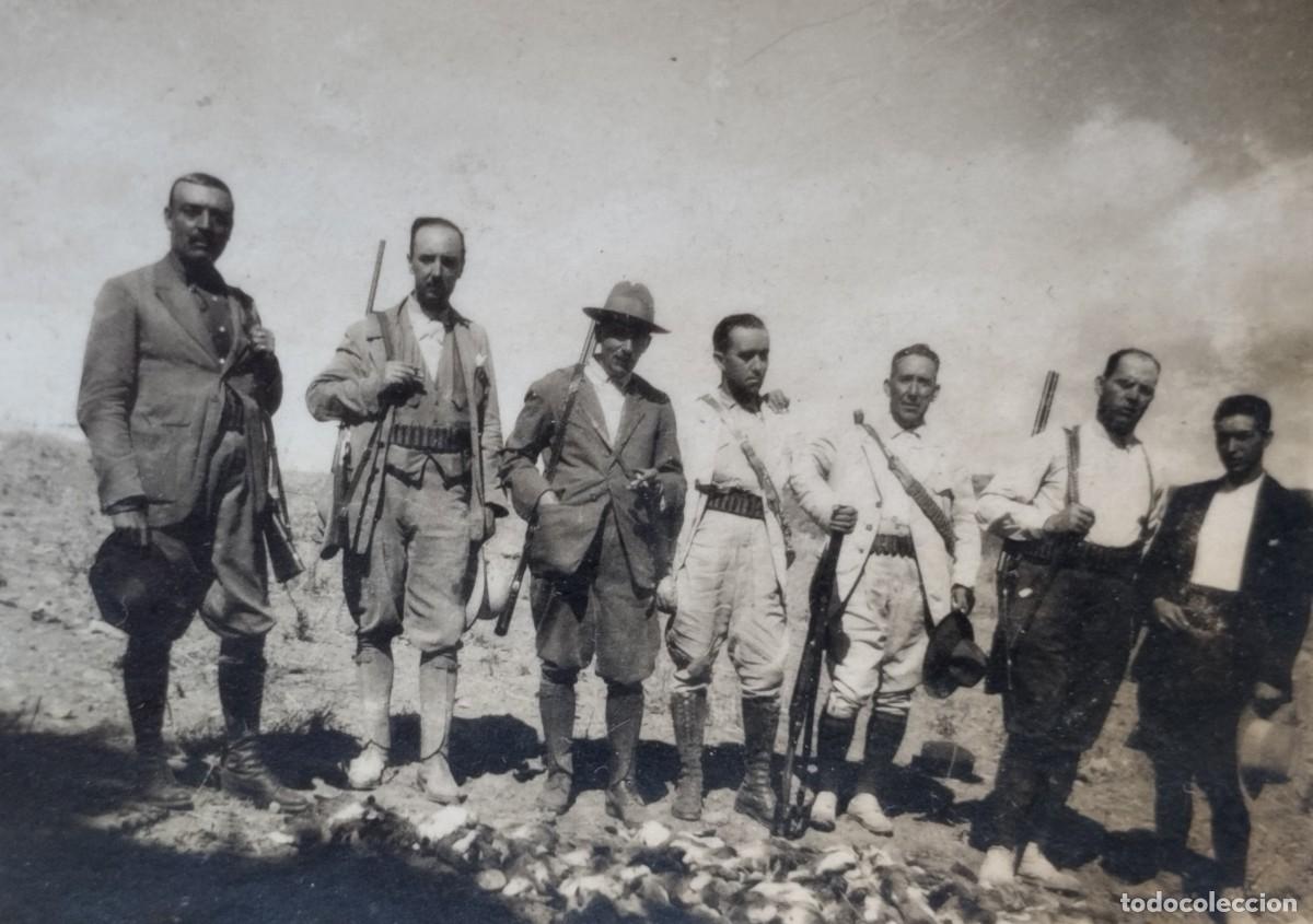 Fotografia antiga: Fotograf&iacute;a antigua de grupo cazadores con escopetas y cacer&iacute;a. A&ntilde;os 20-30