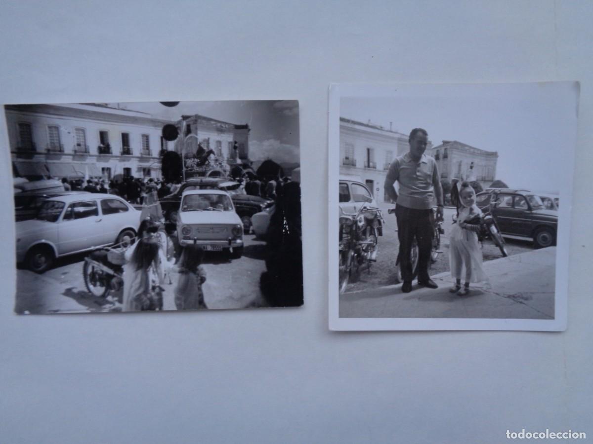 Fotograf&iacute;a antigua: LOTE DE 2 FOTOS DE UNA CALLE , COCHES DE EPOCA SEAT , PASO DE LA BORRIQUITA , NI&Ntilde;A DISFRAZADA